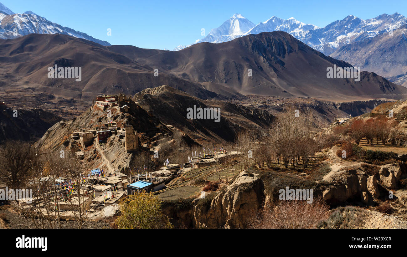 Asian mountain village e terrazza campi in autunno in Mustang inferiore, Nepal, Himalaya, Annapurna Conservation Area Foto Stock