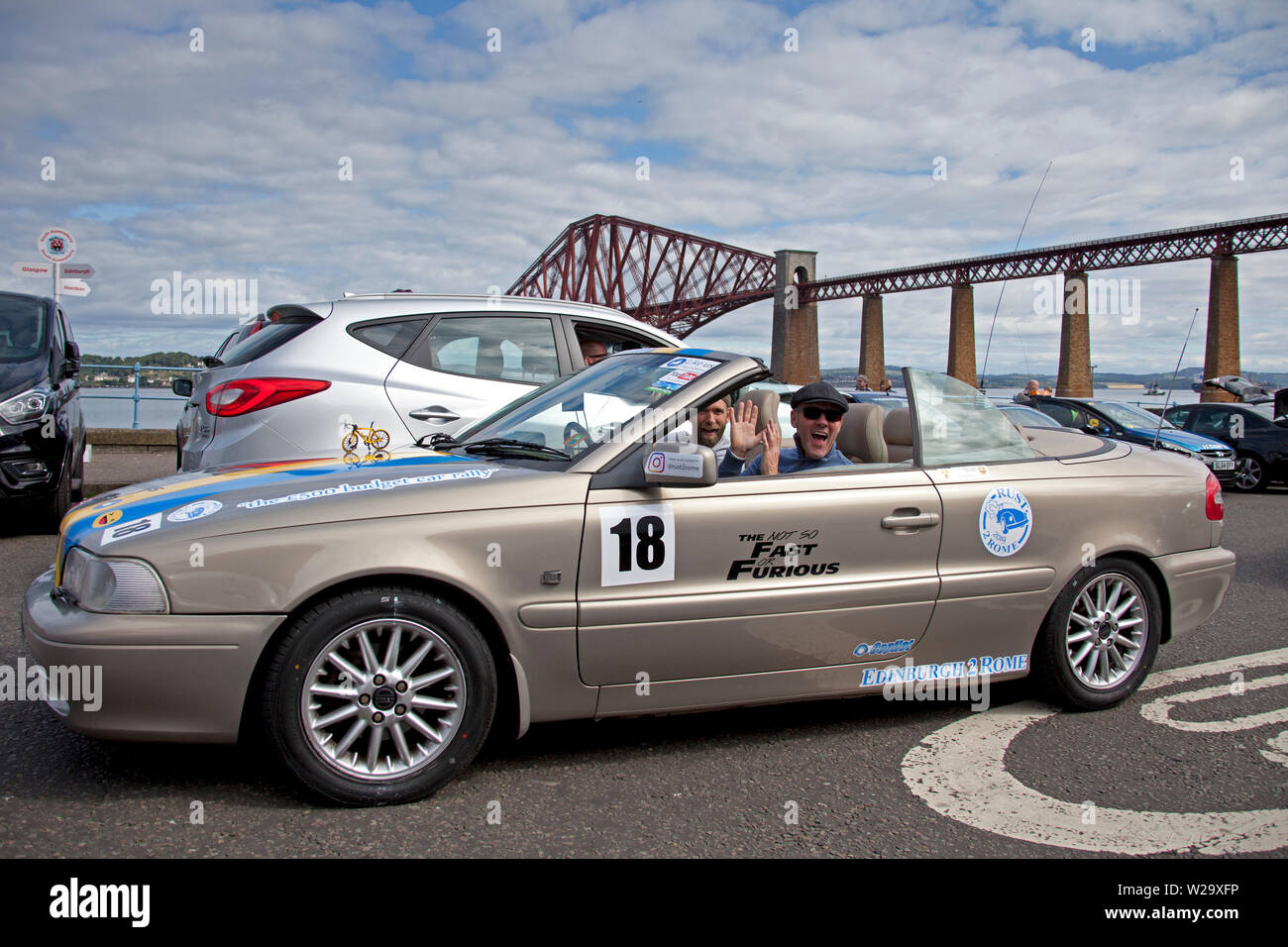 South Queensferry, Edimburgo, Scozia. 7 luglio 2019. Rust 2 Roma Banger Rally. Il famoso raduno di auto a budget £500 da Edimburgo a Roma parte da Forth Rail Bridge, South Queensferry, Edimburgo, Scozia, Regno Unito. Foto Stock