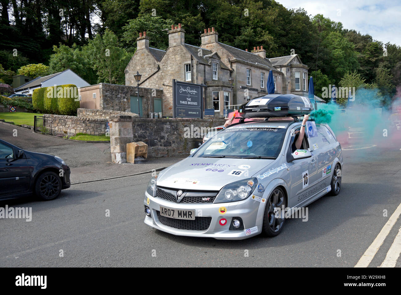 South Queensferry, Edimburgo, Scozia. 7 luglio 2019. Rust 2 Roma Banger Rally. Il famoso raduno di auto a budget £500 da Edimburgo a Roma parte da Forth Rail Bridge, South Queensferry, Edimburgo, Scozia, Regno Unito. Foto Stock
