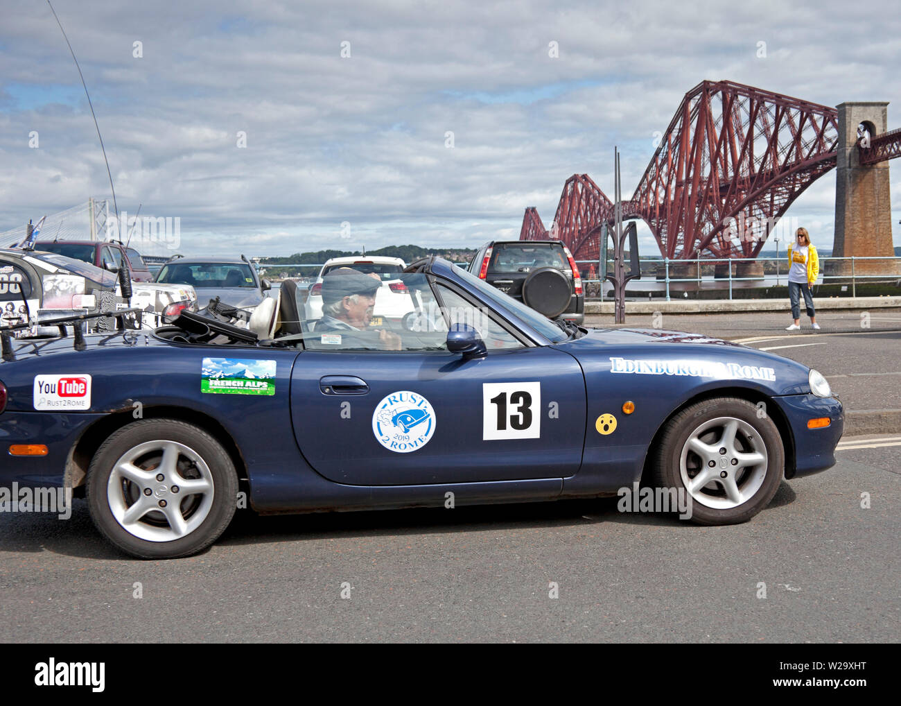 South Queensferry, Edimburgo, Scozia. 7 luglio 2019. Rust 2 Roma Banger Rally. Il famoso raduno di auto a budget £500 da Edimburgo a Roma parte da Forth Rail Bridge, South Queensferry, Edimburgo, Scozia, Regno Unito. Foto Stock