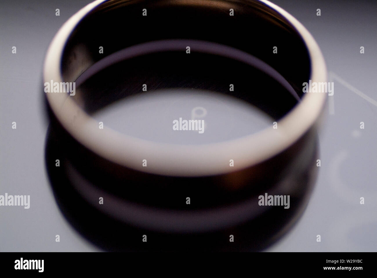 Il impegnato un anello di fidanzamento si siede in cima a un cellulare di visualizzazione di data e ora. Foto Stock