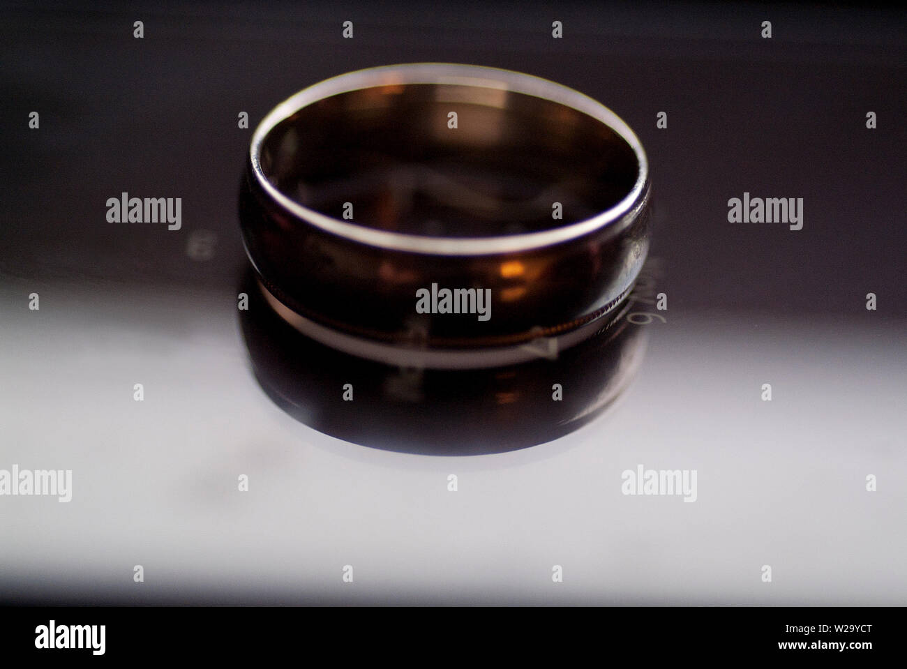 Il impegnato un anello di fidanzamento si siede in cima a un cellulare di visualizzazione di data e ora. Foto Stock