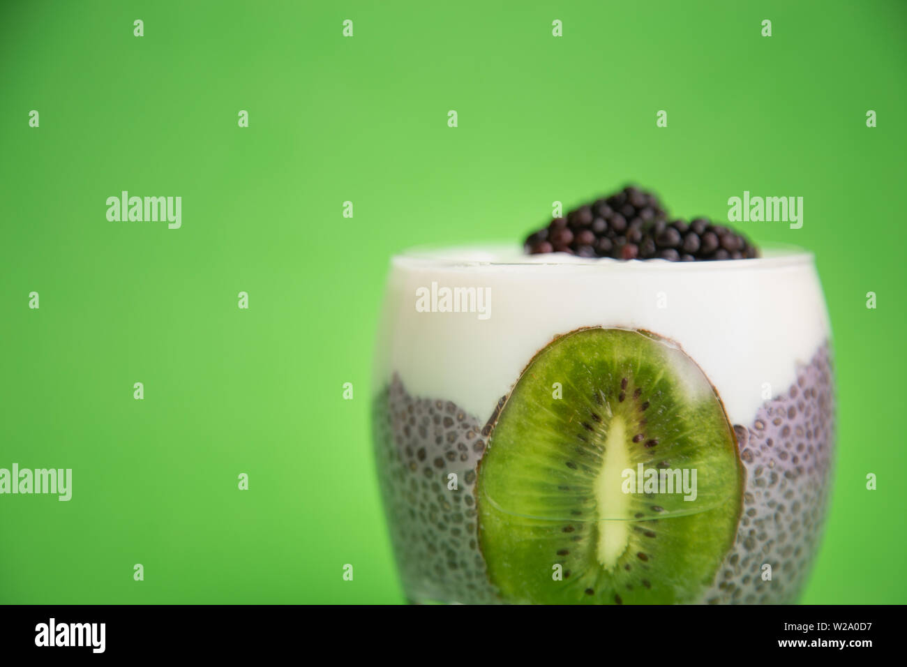 Black pudding di Chia con blackberry e kiwi Foto Stock