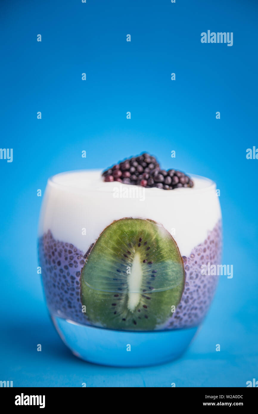 Black pudding di Chia con blackberry e kiwi Foto Stock