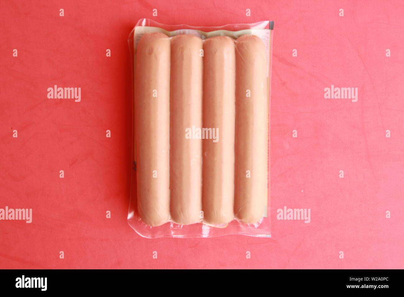 Deliziose salsicce imballate in plastica Foto Stock