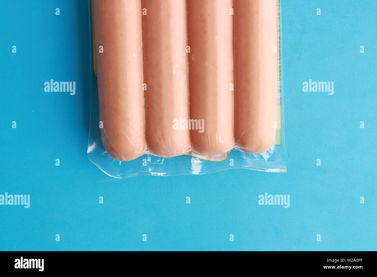 Deliziose salsicce imballate in plastica Foto Stock