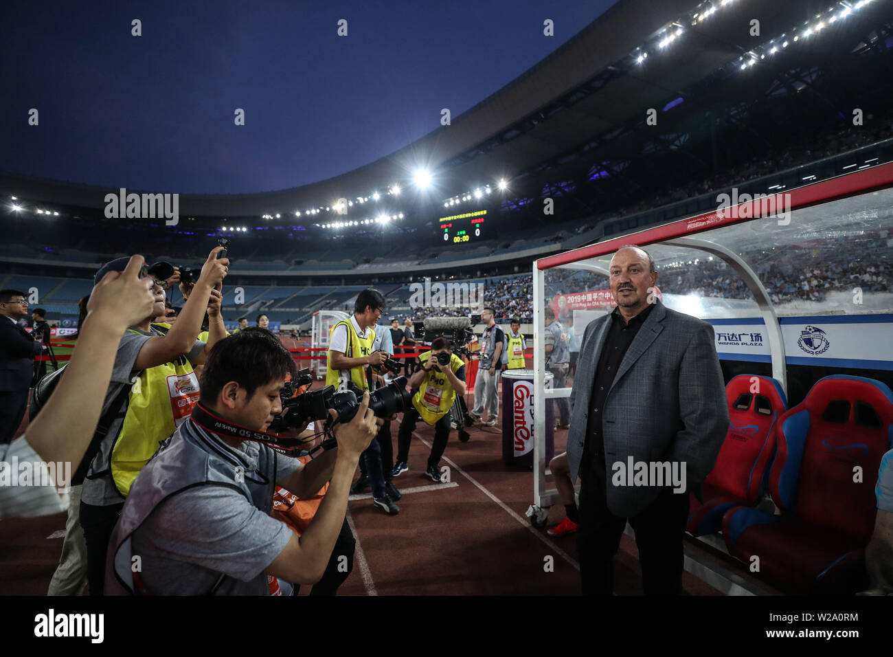 Dalian, cinese della provincia di Liaoning. 7 Luglio, 2019. Rafael Benitez, headcoach di Dalian Yifang Football Club reagisce durante il 2019 Chinese Football Association Super League di Dalian, a nord-est della Cina di Provincia di Liaoning, Luglio 7, 2019. Credito: Pan Yulong/Xinhua/Alamy Live News Foto Stock