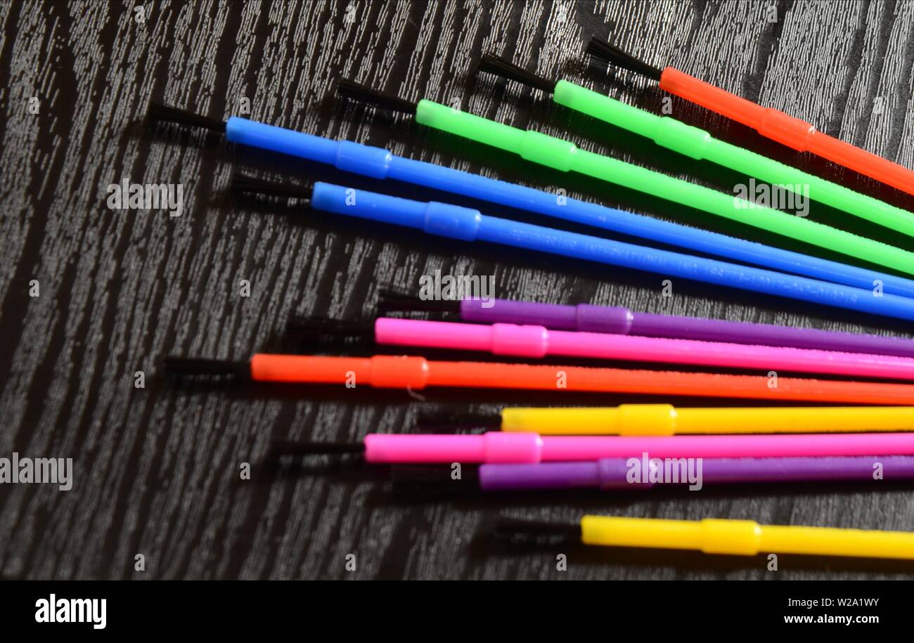 Libro da colorare un arcobaleno colorato assortimento di pennelli per dipingere Foto Stock