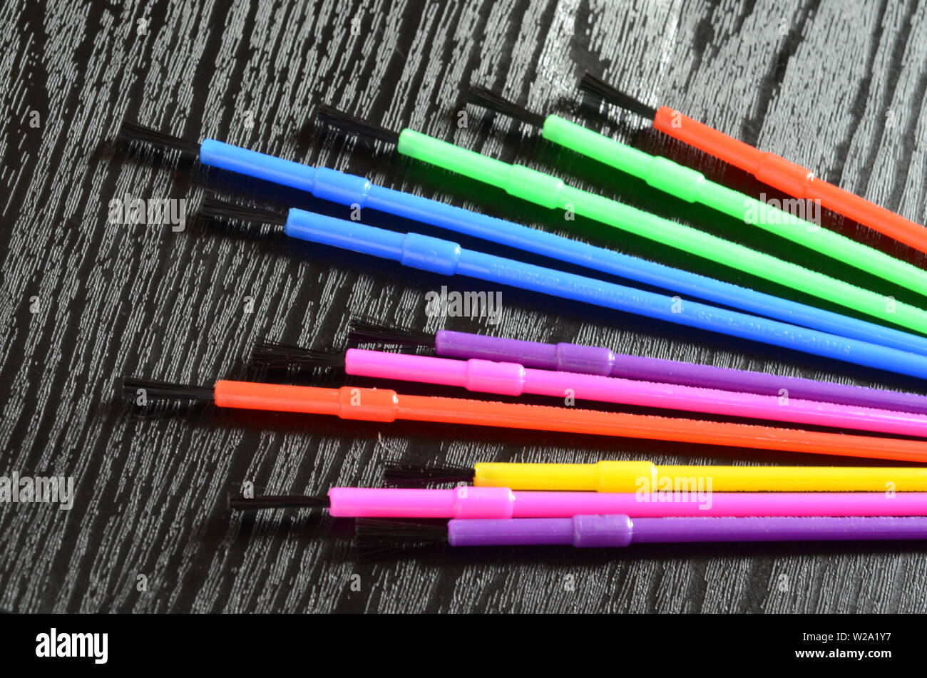 Libro da colorare un arcobaleno colorato assortimento di pennelli per dipingere Foto Stock