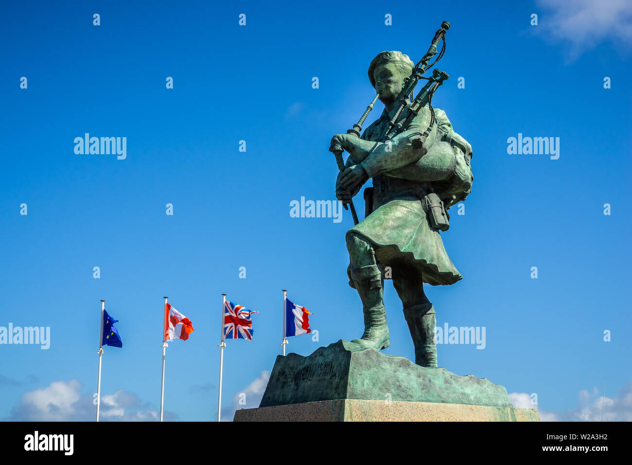 Piper Bill Millin statua a Colleville-Montgomery, guerra mondiale due D-Day Memorial, spada Beach, Normandia, Francia Foto Stock