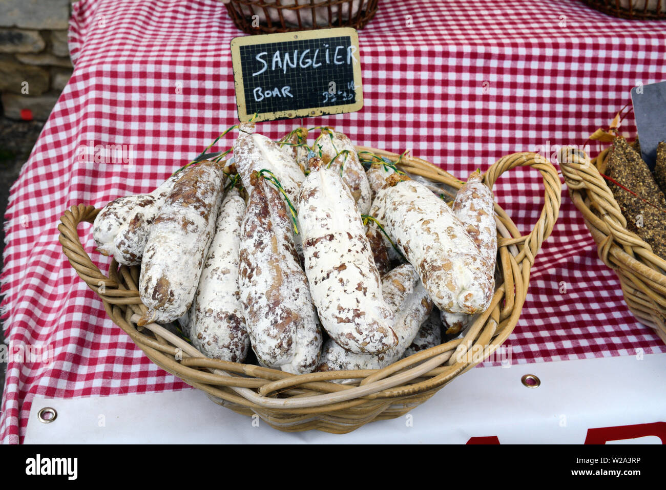 Cesto di Sanglier o Cinghiale salsiccia o salsiccia sec, un francese di salsiccia secca, in stallo di mercato sul valore di mercato del giorno in Bonnieux Luberon Provence Foto Stock