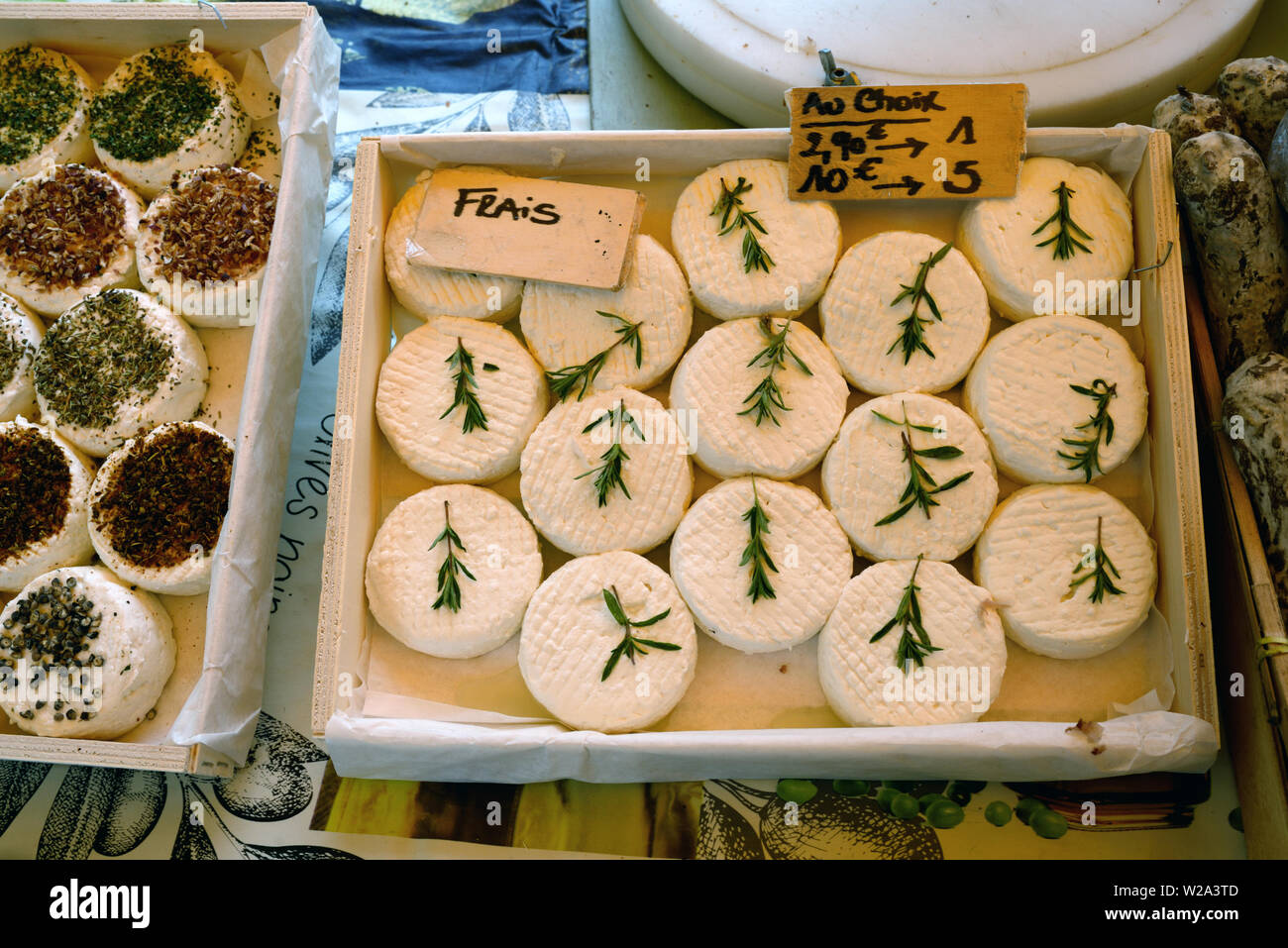 Visualizzazione di fresco Formaggio di capra o di formaggio di capra decorate con ciuffi di foglie di rosmarino in stallo del mercato Bonnieux Luberon Provence Francia Foto Stock