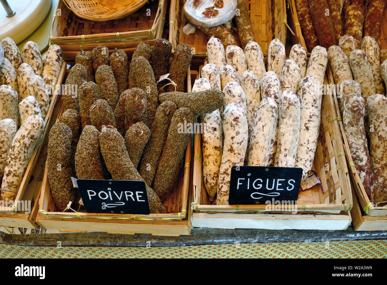 Visualizzazione di Saucissons o salsiccia secca compreso pepe salsiccia & Fig salsiccia sul mercato Bonnieux stallo Luberon Provence Foto Stock