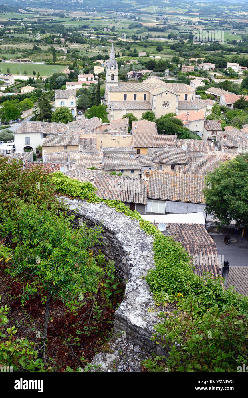 Vista aerea o angolo di Alta Vista sui tetti del paese collinare o appollaiato villaggio di Bonnieux nel Parco Regionale del Luberon Vaucluse Provence Foto Stock