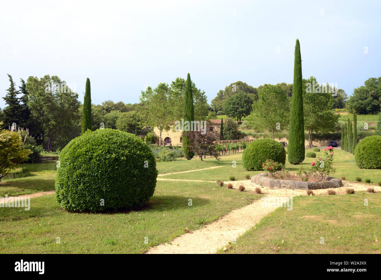 Giardini formali Château La Canorgue Domaine o Wine Estate Bonnieux Luberon Provence. Impostazione della pellicola 2006 Buon anno basato sul romanzo di Peter Mayle Foto Stock