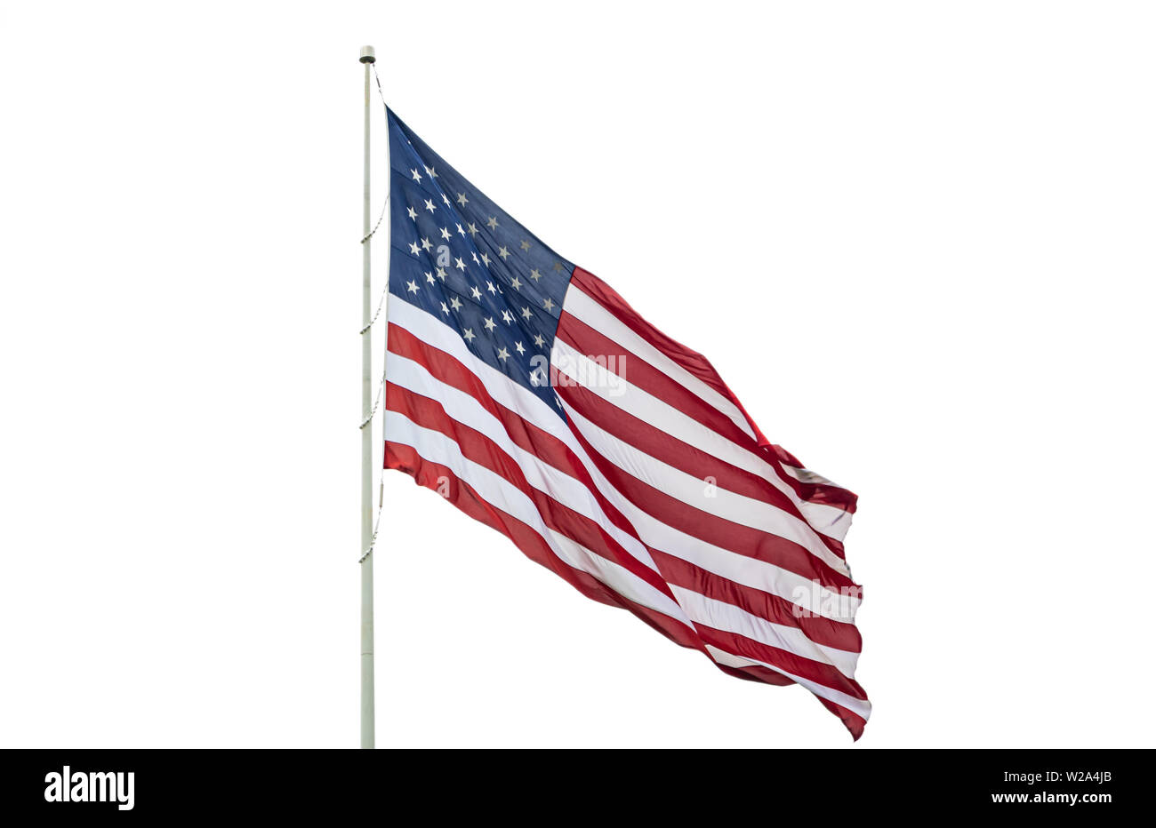 Bandiera americana su un palo sventolare, sfondo bianco. Noi di America segno di simbolo isolato su bianco Foto Stock