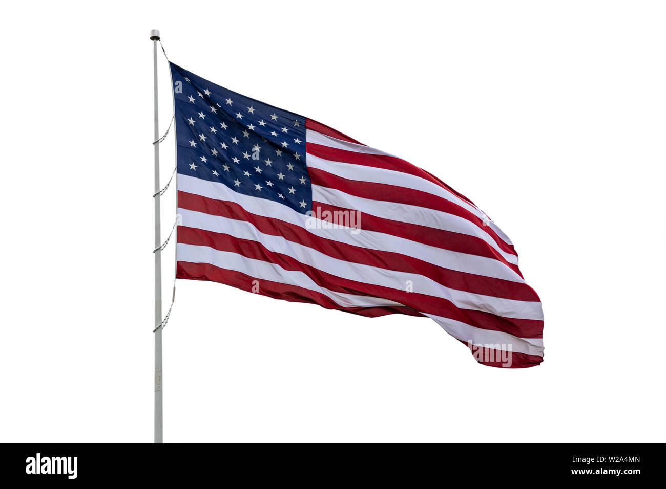 Bandiera americana su un palo sventolare, sfondo bianco. Noi di America segno di simbolo isolato su bianco Foto Stock
