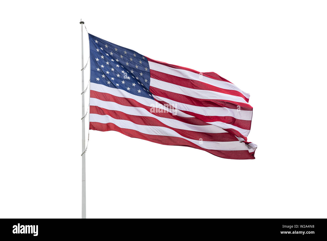 Bandiera americana su un palo sventolare, sfondo bianco. Noi di America segno di simbolo isolato su bianco Foto Stock