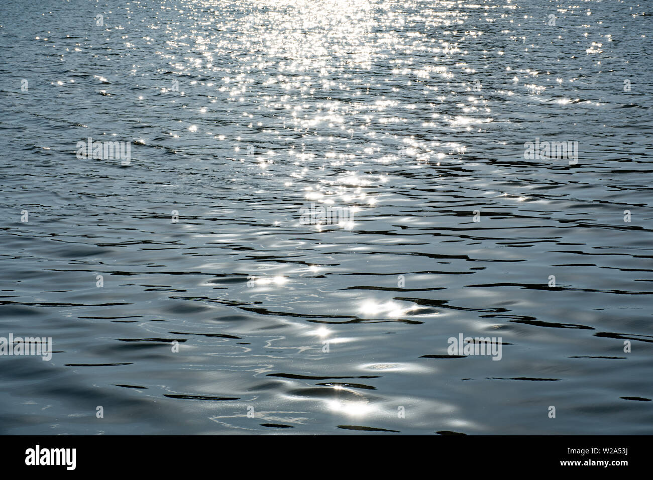 La riflessione della luce in acqua calma Foto Stock