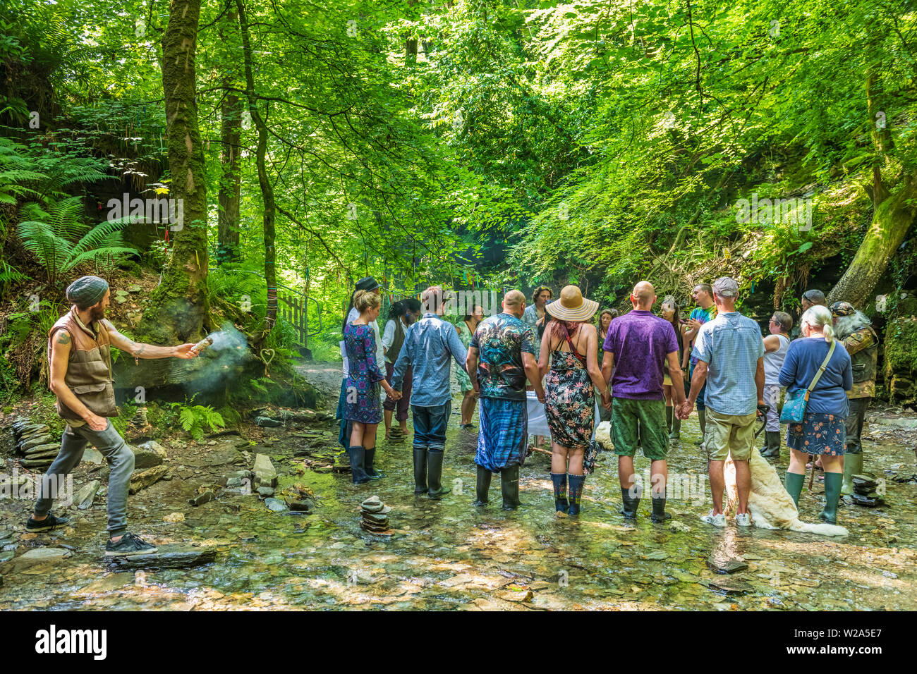 Una "Mano digiuno" cerimonia si tiene presso il St Nectan's Glen, nei pressi di Tintagel, Cornwall. Handfasting è una cerimonia Neopagan tra le coppie. Foto Stock