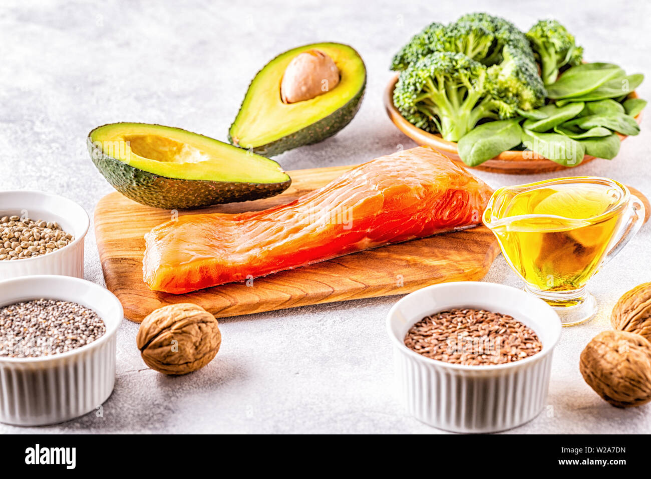 Animale e fonti vegetali di omega-3. Dieta bilanciata concetto. Foto Stock