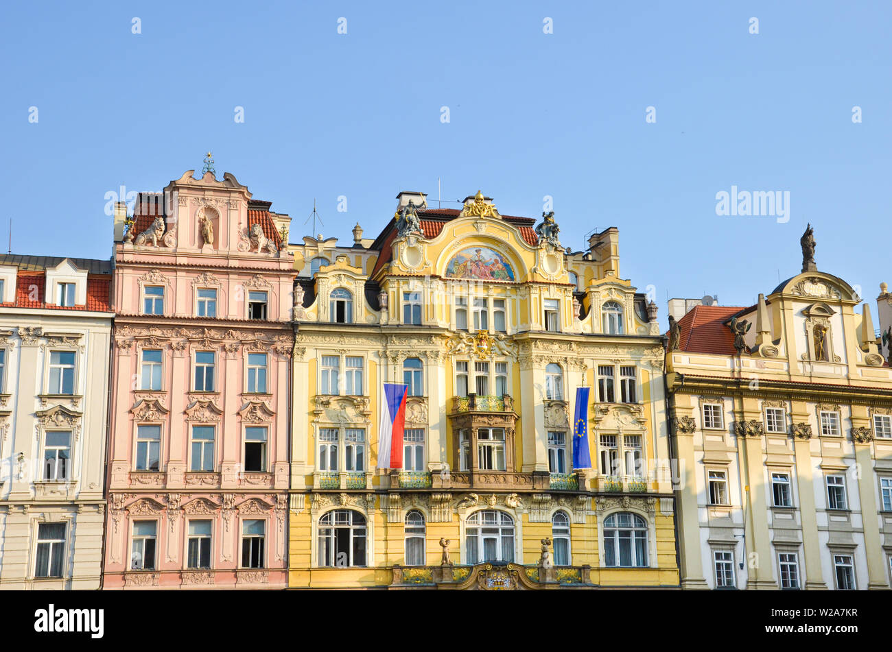 Tradizionale e storico case con facciate colorate sulla Piazza della Città Vecchia di Praga e la Repubblica ceca. Girato in mattinata ora d'oro. Centro citta', punti di riferimento. Luogo turistico. Foto Stock