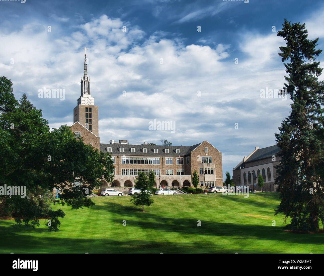 Rochester, New York, Stati Uniti d'America. Luglio 5, 2019. Kearney Hall e il campus di San John Fisher College di Rochester , New York su un bel pomeriggio di estate Foto Stock