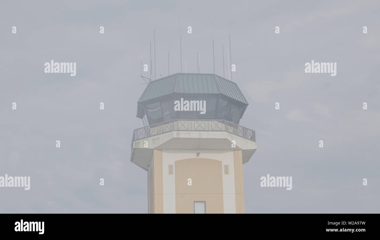 Un traffico aereo della torre di controllo di un aeroporto in caso di nebbia fitta. Foto Stock