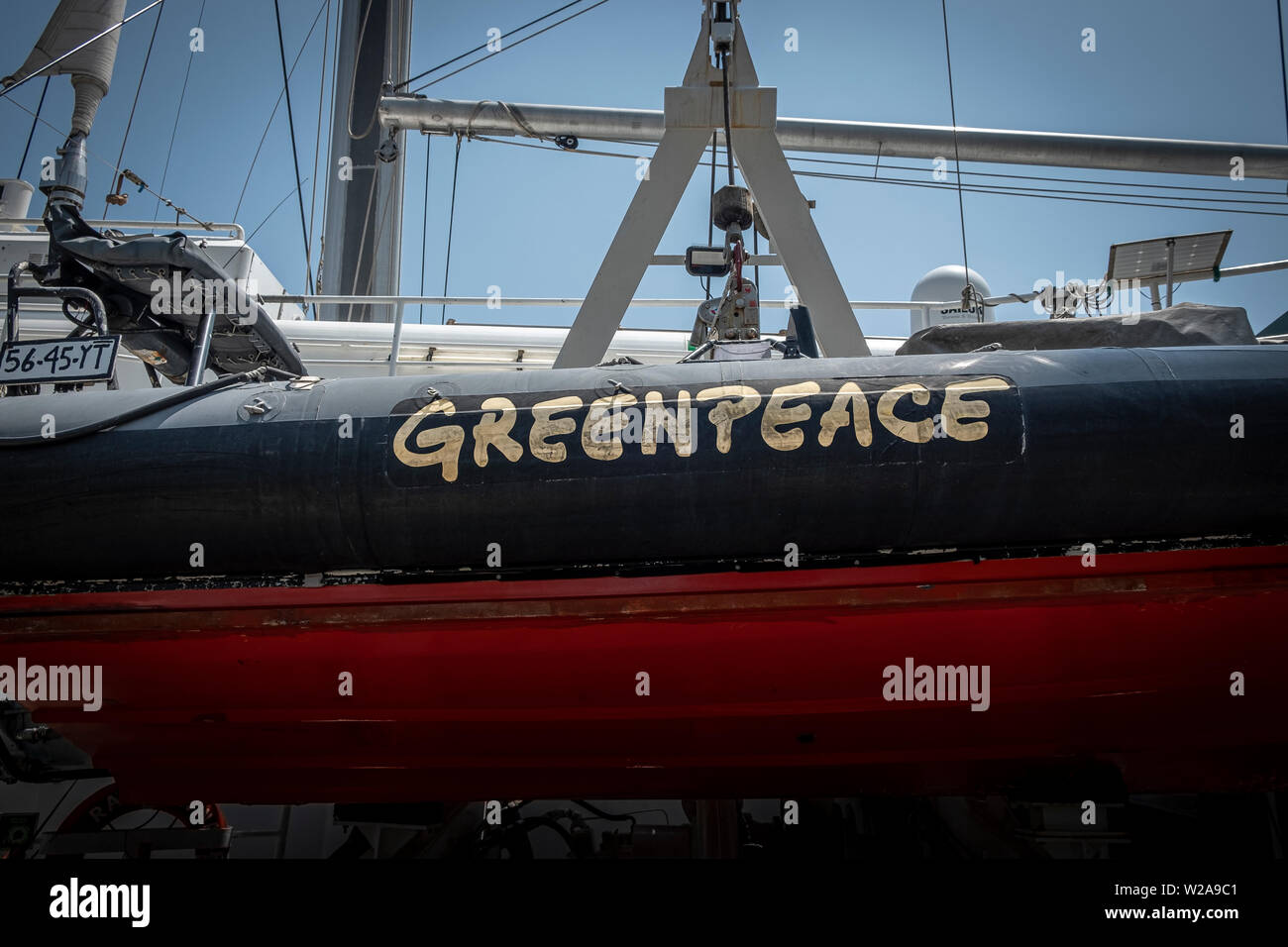 Il logo di Greenpeace è visto su una scialuppa di salvataggio.L'ammiraglia Rainbow Warrior di Greenpeace arriva in Spagna per la lotta contro la crisi climatica. La barca a vela si fermerà presso i porti di Barcellona, Malaga e Vigo per chiedere misure urgenti contro la crisi climatica. Foto Stock