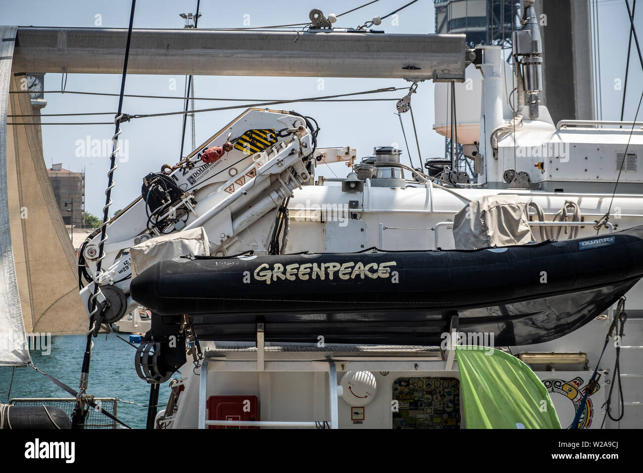 Il logo di Greenpeace è visto su una scialuppa di salvataggio.L'ammiraglia Rainbow Warrior di Greenpeace arriva in Spagna per la lotta contro la crisi climatica. La barca a vela si fermerà presso i porti di Barcellona, Malaga e Vigo per chiedere misure urgenti contro la crisi climatica. Foto Stock