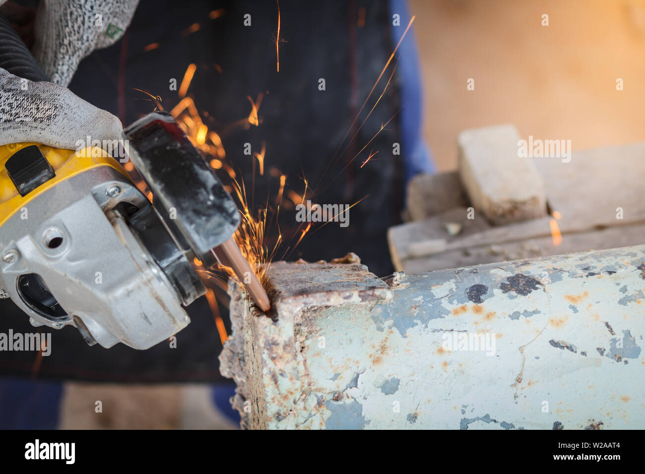 Scintille che sorvolano il funzionamento durante la smerigliatura metallo Foto Stock