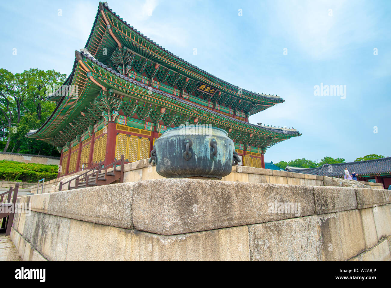 Uno dei padiglioni del Palazzo di Changdeokgung presi da un angolo, Seoul, Corea del Sud Foto Stock