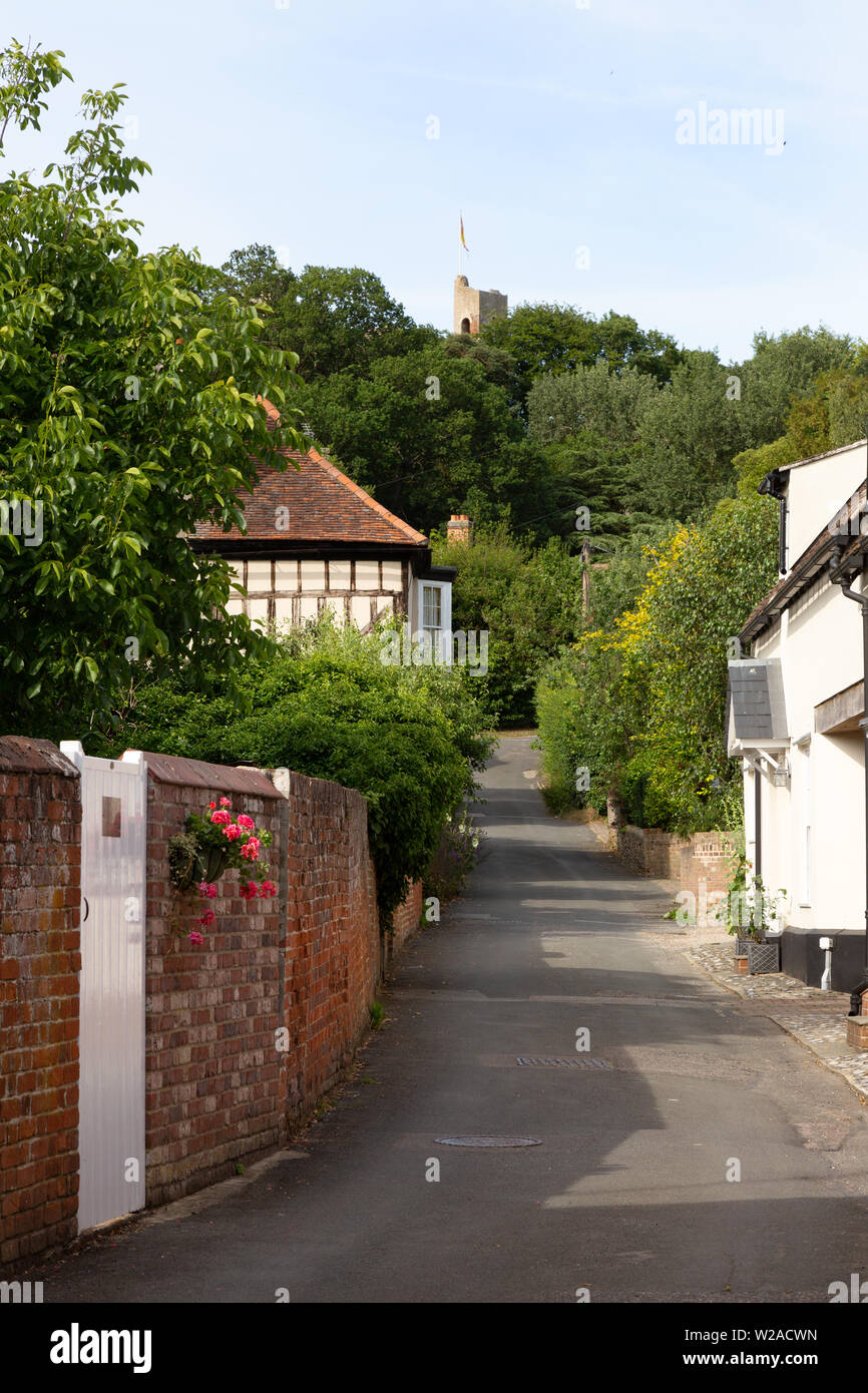 Il Castello di Hedingham village street scene con case medievali, cercando Castle Lane verso il Castello di Hedingham, il Castello di Hedingham, Essex REGNO UNITO Foto Stock