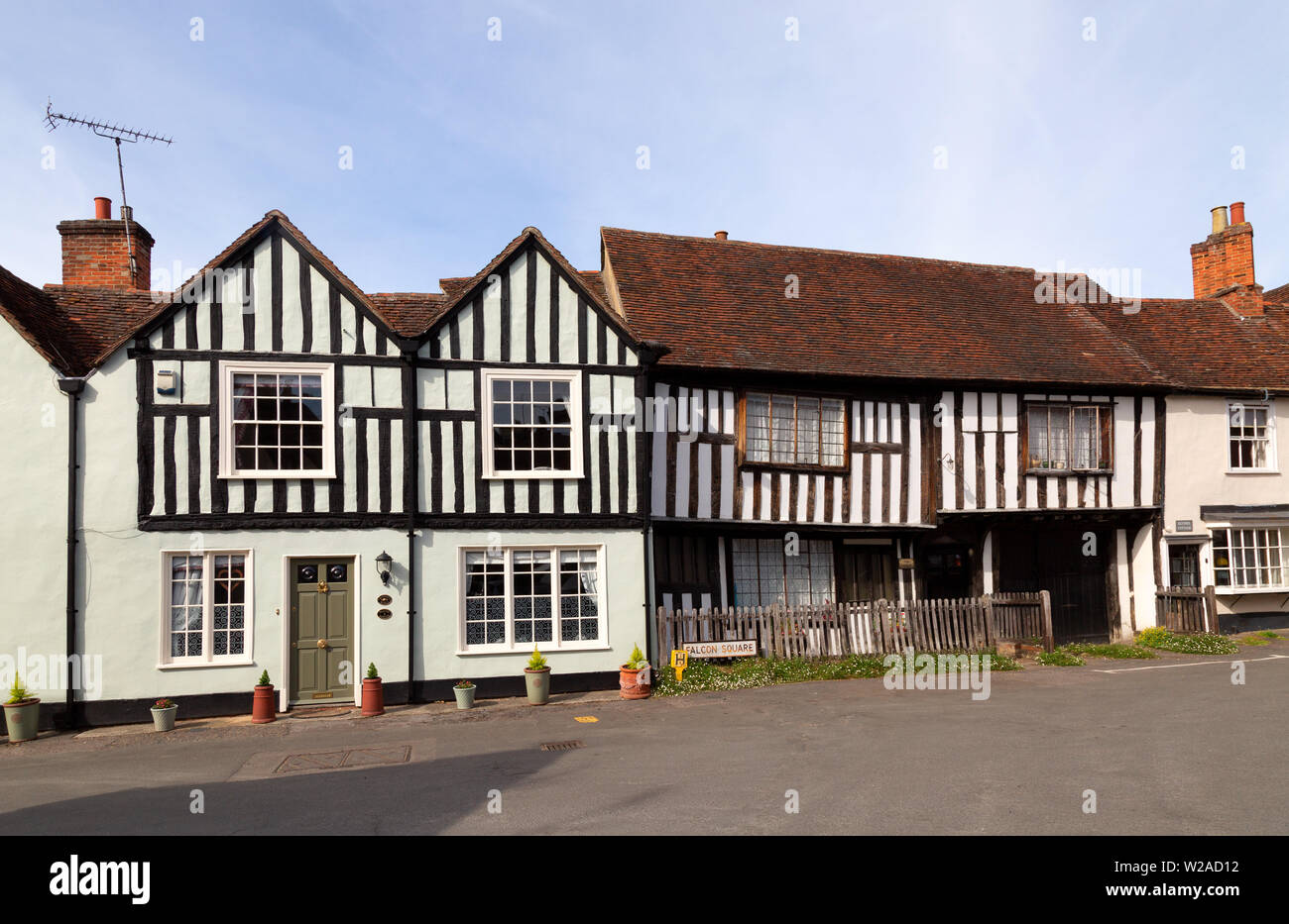 Il Castello di Hedingham village street scene con case medievali, il Castello di Hedingham, Essex REGNO UNITO Foto Stock
