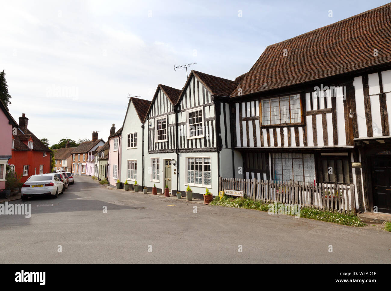 Il Castello di Hedingham village street scene con case medievali, il Castello di Hedingham, Essex REGNO UNITO Foto Stock