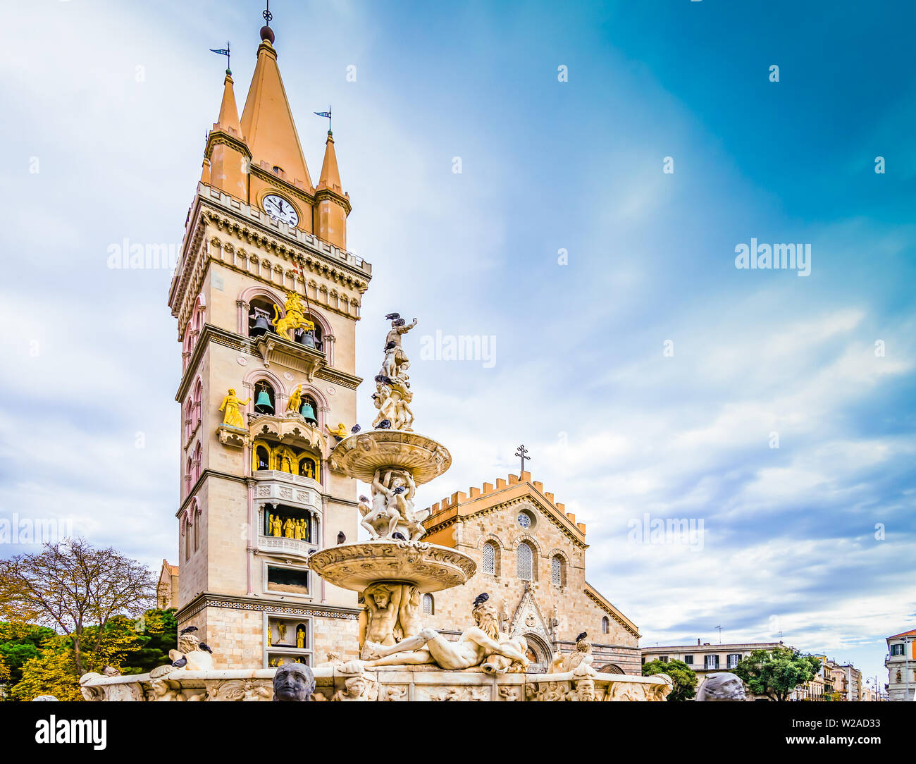 Cattedrale cattolica romana e Orion la fontana della piazza principale di Messina, Sicilia, Italia. Foto Stock