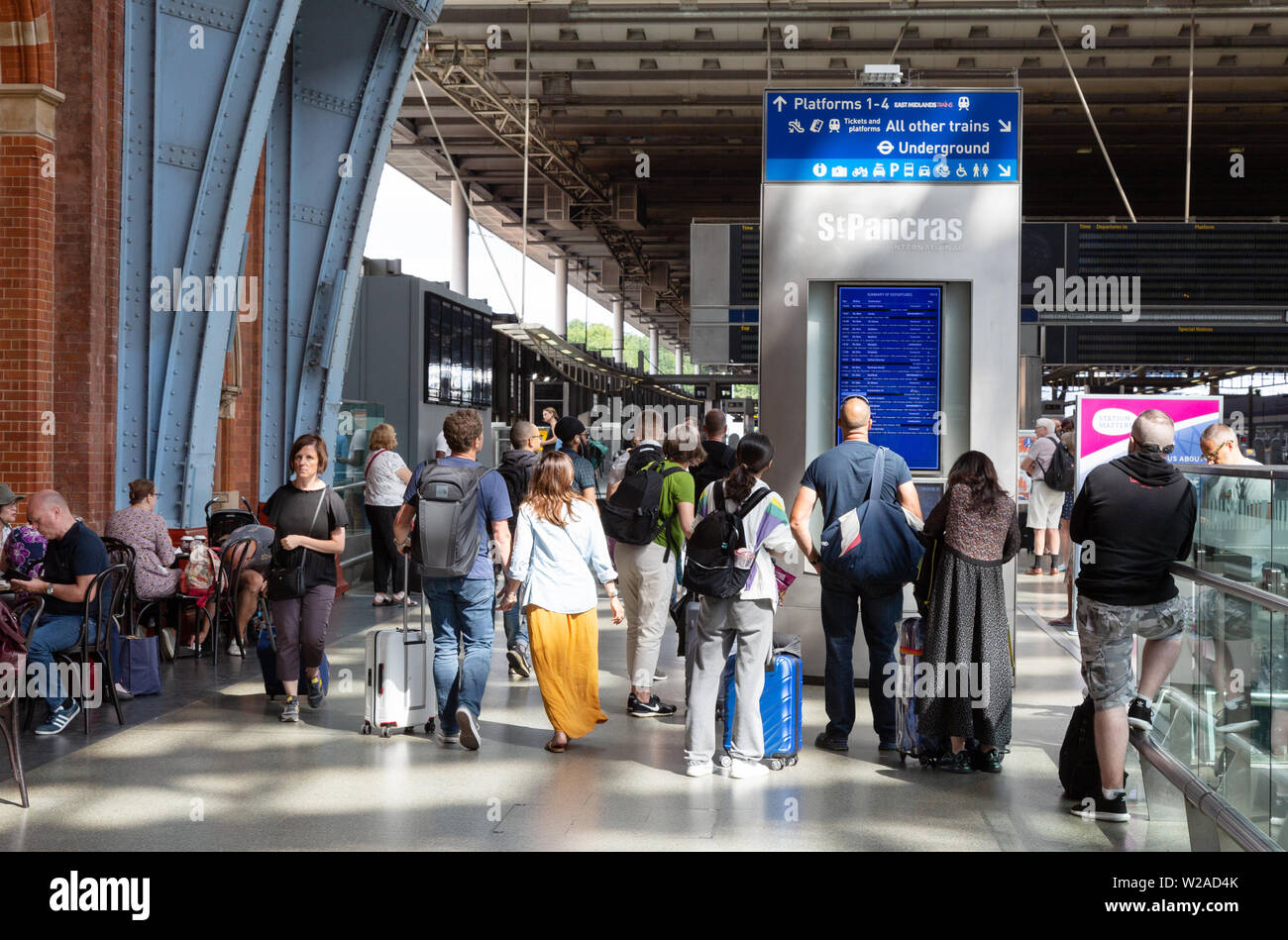 St Pancras London REGNO UNITO; i passeggeri ferroviari guardando alla partenza del treno di bordo su piattaforma, St Pancras International stazione ferroviaria London REGNO UNITO Foto Stock