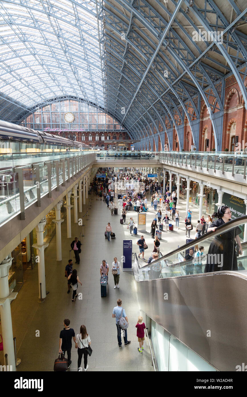 Stazione ferroviaria di St Pancras - passeggeri nell'atrio all'interno della stazione ferroviaria internazionale di St Pancras, Londra Regno Unito Foto Stock