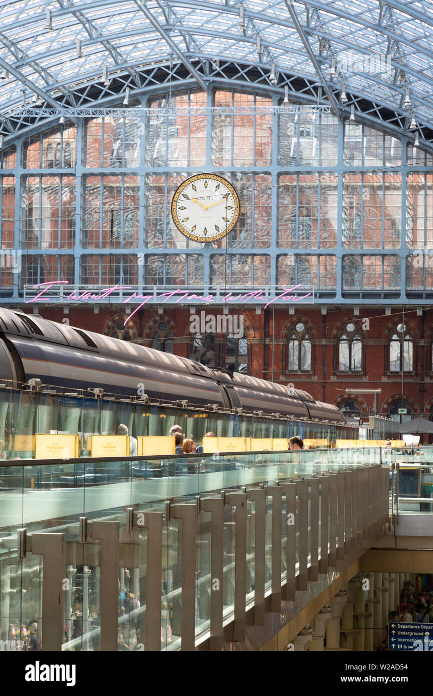 Stazione ferroviaria di St Pancras - l'atrio all'interno della stazione ferroviaria internazionale di St Pancras, con treno e l'orologio della stazione, Londra UK Foto Stock