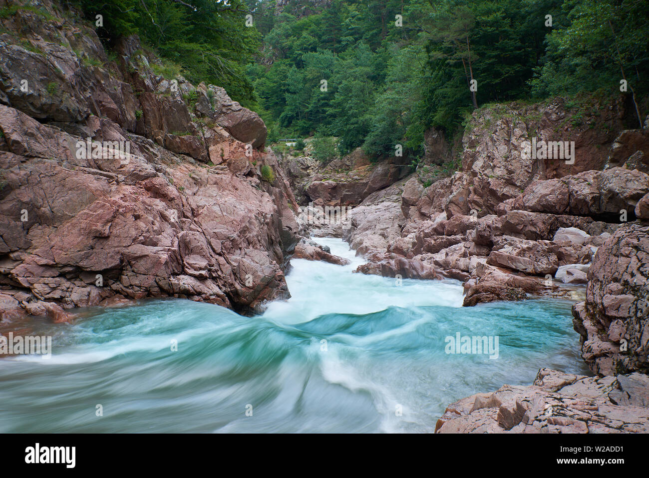 Il granito il canyon del fiume Belaya. Monumento della natura. Situato in Russia, nelle montagne del Caucaso del Nord. Foto Stock