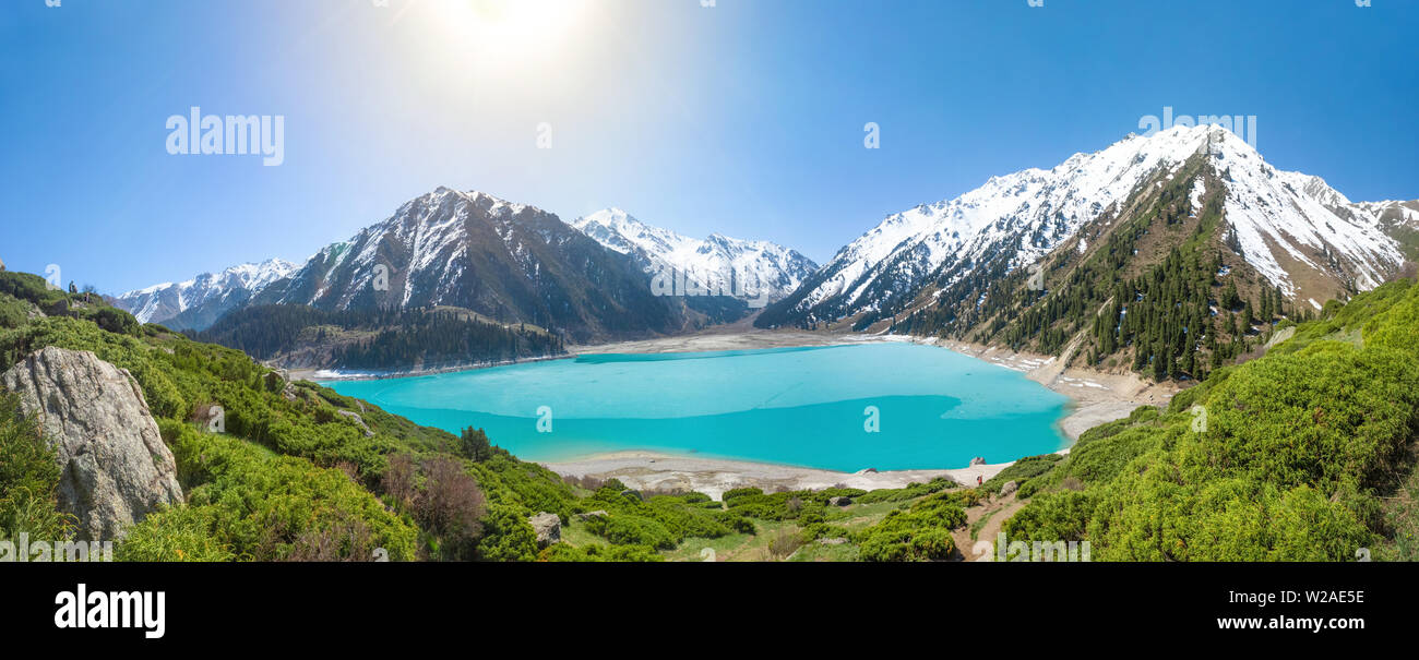 Panorama del grande Lago di Almaty su soleggiate giornate estive, Kazakistan Foto Stock