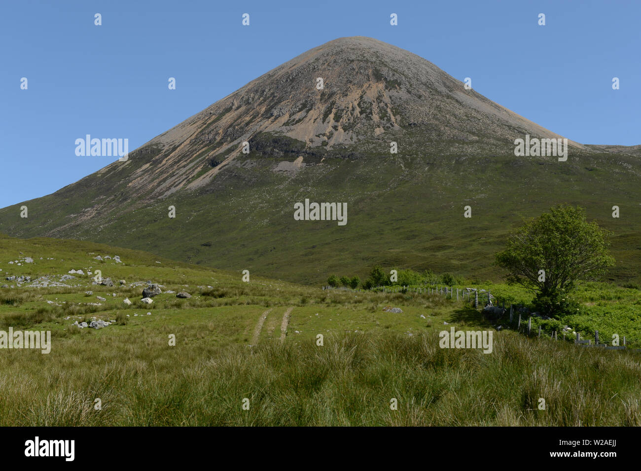 Beinn Dearg hill top Torrin, Skye, molto il rosso delle colline montagne di rotolamento sono costituiti da lava solidificata che scaricato da un vulcano estinto. Foto Stock
