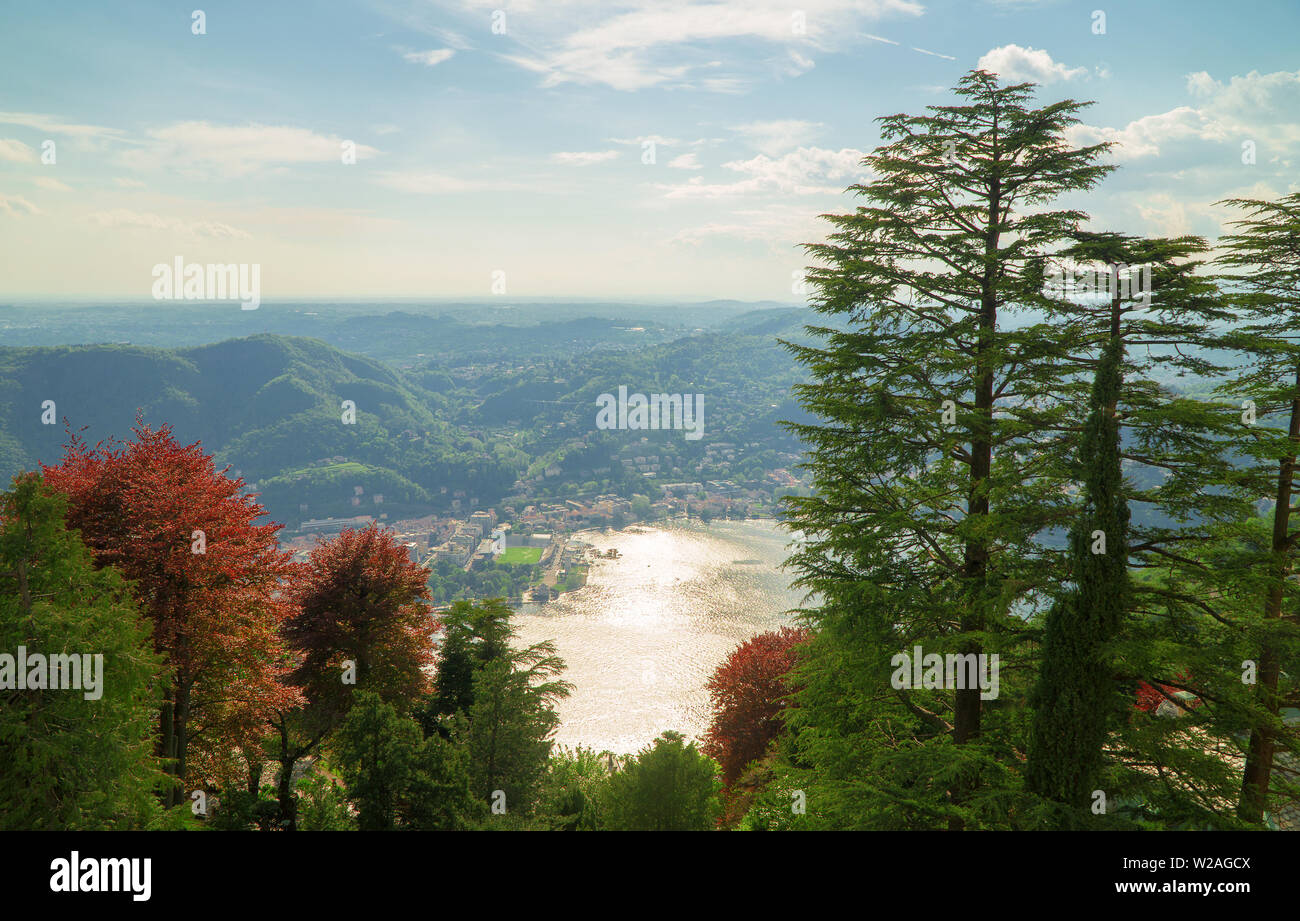 Bellissima vista della città di Como da Brunate montagna in Italia. Foto Stock