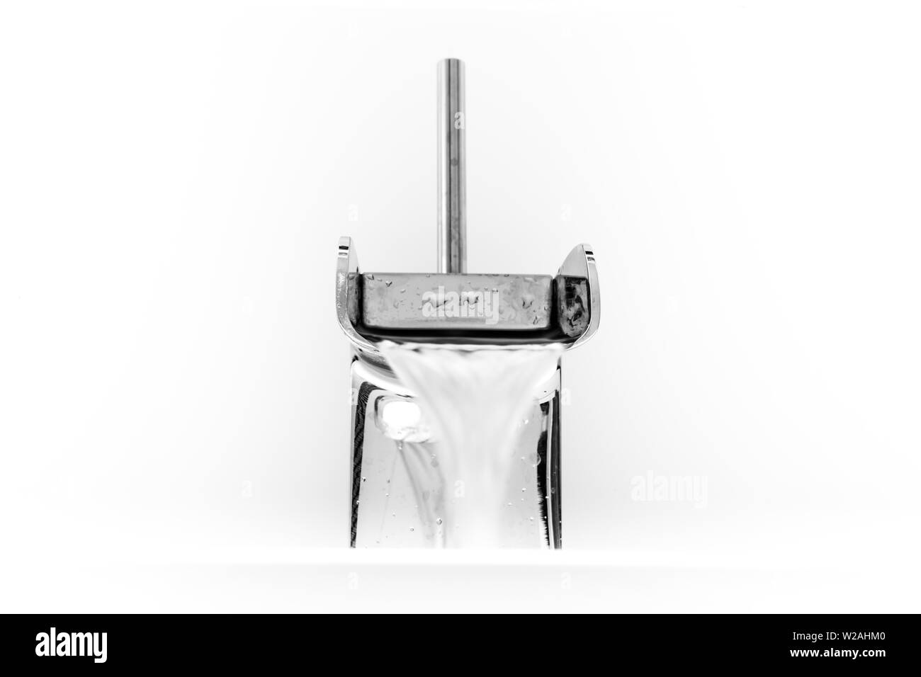 Rubinetto moderno e il lavandino in bagno di lusso Foto Stock