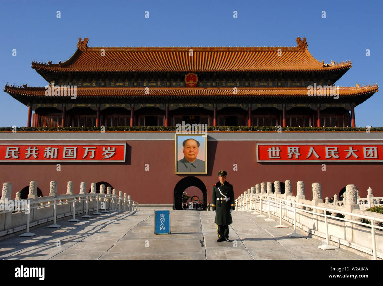 La protezione in piedi in piazza Tiananmen davanti alla porta della pace celeste con un ritratto di Mao Zedong (MAO). Piazza Tiananmen, Pechino. Foto Stock