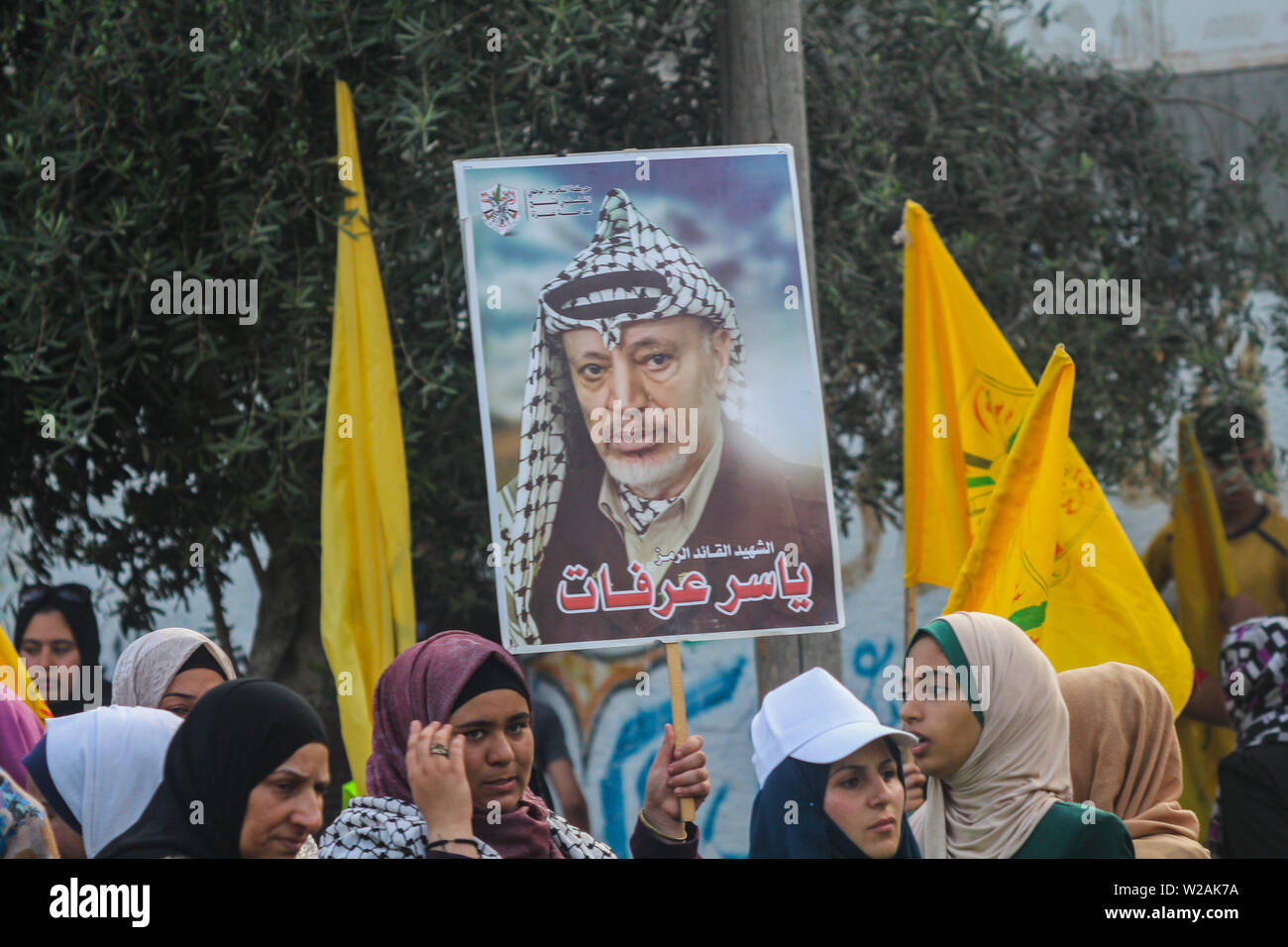 La striscia di Gaza, la Palestina. 06 Luglio, 2019. La politica palestinese del movimento Fatah organizza un festival in Jabaliya Refugee Camp nel nord della Striscia di Gaza, per commemorare il ritorno di Yasser Arafat dai territori palestinesi 25 anni fa. Il presidente dell'Organizzazione per la liberazione della Palestina è stato permesso di tornare in Palestina dalla Tunisia nel 1994, dopo la firma della accordo di Oslo tra l'Organizzazione per la liberazione della Palestina e di Israele. Credito: ZUMA Press, Inc./Alamy Live News Foto Stock