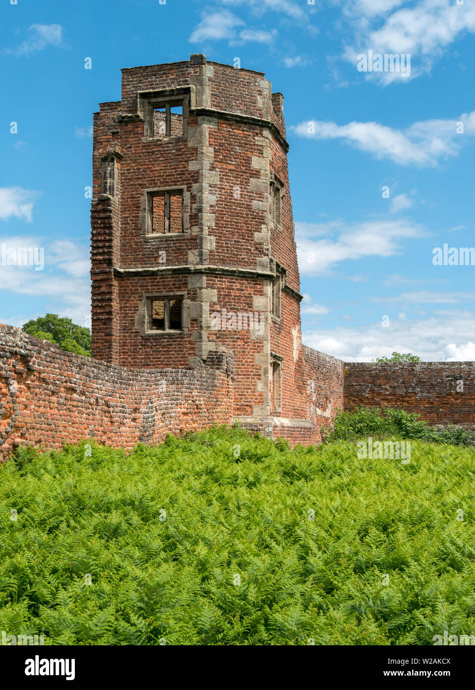 Il vecchio muro di mattoni e una torre in rovina, Lady Jane Grey's House, Glenfield Lodge Park, Leicestershire, England, Regno Unito Foto Stock