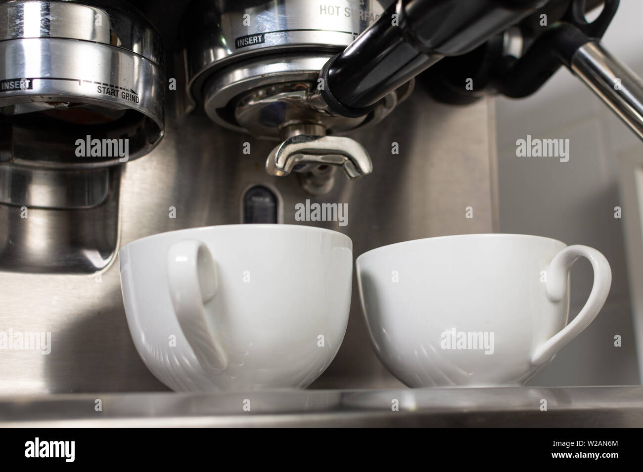 Macchina per caffè estrarre caffè in due tazze Foto Stock
