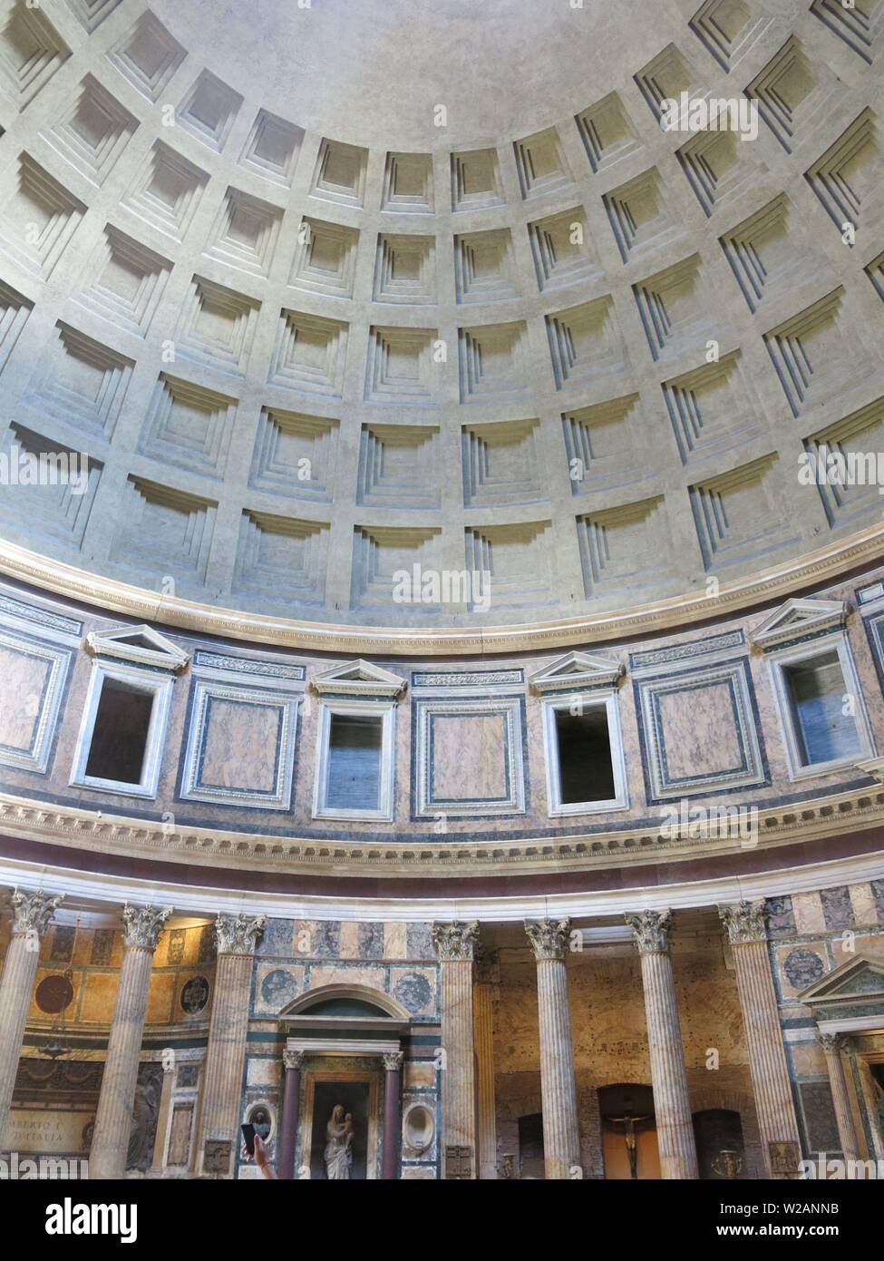 Vista interna del Pantheon di Roma, che mostra le colonne interne, artwork e alta, tetto a cupola; una delle attrazioni turistiche di Roma antica Foto Stock