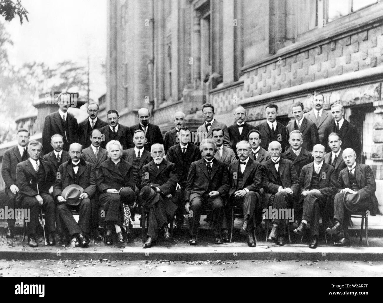 1927 Solvay Conferenza sulla meccanica quantistica. Institut International de Physique Solvay. Da anteriore a posteriore, da sinistra a destra, Auguste Piccard, Émile Henriot, Paul Ehrenfest, Édouard Herzen, Théophile de Donder, Erwin Schrödinger, Jules-Émile Verschaffelt, Wolfgang Pauli, Werner Heisenberg, Ralph Howard Fowler, Léon Brillouin, Peter Debye, Martin Knudsen, William Bragg, Hendrik Kramers, Paul Dirac, Arthur Compton, Louis de Broglie, Max Born, Niels Bohr, Irving Langmuir, Max Planck, Marie Curie, Hendrik Lorentz, Albert Einstein, Paul Langevin, Charles-Eugène Guye, Charles Wilson, Owen Richardson Foto Stock